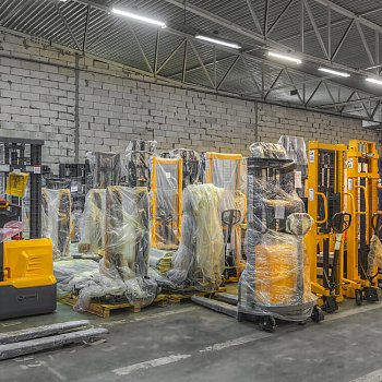В нашем шоуруме можно посмотреть все виды штабелеров и выбрать оптимальный под ваши задачи